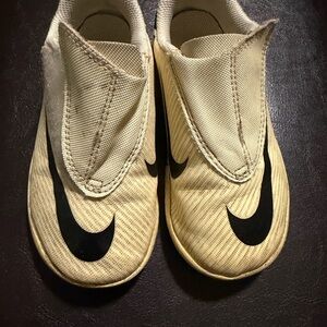 Nike Jr. Mercurial Vapor 15 Club FG/MG kids' soccer cleats. Size 9C